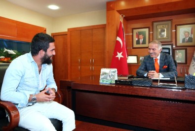 Arda Turan'a Bayrampaşa Belediyesi'nden büyük jest