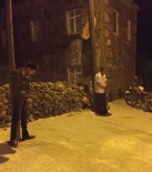 İNSAN TACİRLERİ - Çanakkale'de Köylüler İnsan Tacirlerini Direğe Bağladı