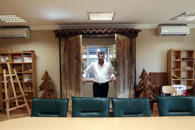 Doğduğu Evin Kapısını Makam Odasına Taktırdı