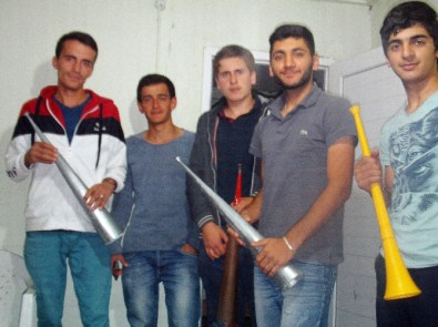 Karadenizliller Vuvuzela Sesiyle Sahura Kalkıyor