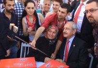 HALK İFTARI - Kılıçdaroğlu Selfie Çektirdi