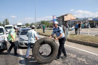 İSMAİL ARSLAN - 'Müşteri Gelmiyor' Diye Karayolunu Trafiğe Kapattı