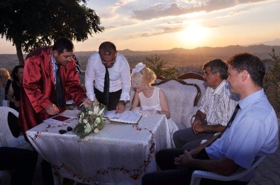 Gün Batımında Peribacaları Arasında Nikah