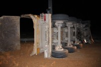 HAFRİYAT KAMYONU - Ümraniye'de Toprak Yüklü Hafriyat Kamyonu Kaza Yaptı Açıklaması 1 Yaralı