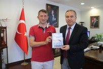 ALI FIDAN - Yazar Aydemir, Vali Fidan'a Kitabını Hediye Etti