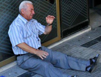 Yunan emeklisinin simgesine yardım