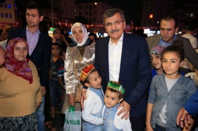Zeytinburnu'nda Binlerce Göçmen İftar Sofrasında Buluştu