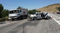 KADIN SÜRÜCÜ - Çöp Aracına Çarpan Otomobil Hurdaya Döndü Açıklaması 1 Yaralı