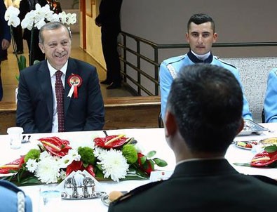 Başkomutan askerlerle iftar yaptı