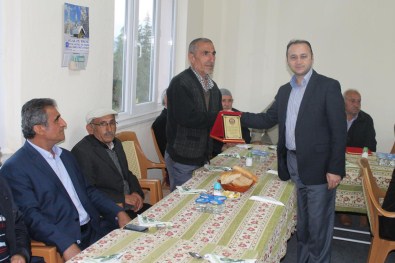 Kaymakam Başoğlu'ndan Köylülere Plaket