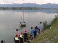 HİDROELEKTRİK SANTRALİ - Kızına Şoförlük Öğretirken Baraj Gölüne Uçtular Açıklaması 2 Ölü