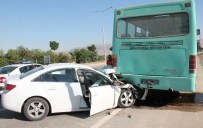 AKÇAKIRAZ - Otomobil Otobüse Çarptı Açıklaması 3 Yaralı