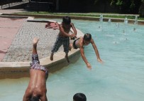 BİHABER - Sıcaktan Bunalan Çocuklar Süs Havuzlarına Akın Etti