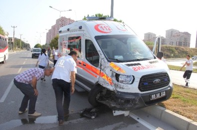 Ambulans İle Kamyonet Çarpıştı Açıklaması 2 Yaralı