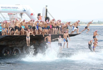 Barış İçin '1915 Metre' Kulaç Attılar