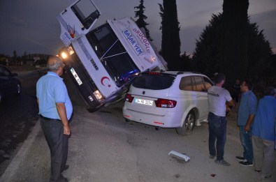 Burdur'da Kamyon Otomobilin Üzerine Devrildi Açıklaması 2 Yaralı