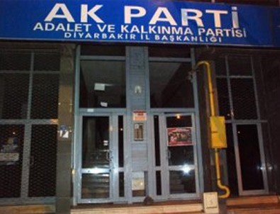 Diyarbakır'da AK Parti binasına saldırı