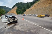 BENZİN İSTASYONU - Kamyon Otomobille Çarpıştı Açıklaması 7 Yaralı