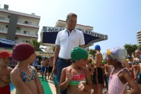 YÜZME KURSU - Mezitli Belediyesi'nin Eğitim Havuzlarında Yüzme Öğrenen Çocuklar Sertifika Heyecanı Yaşadı