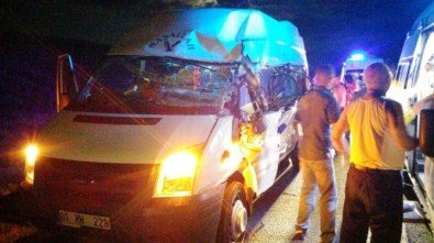 Niğde'de Minibüs Tır'la Çarpıştı Kazada 20 Kişi Yaralandı