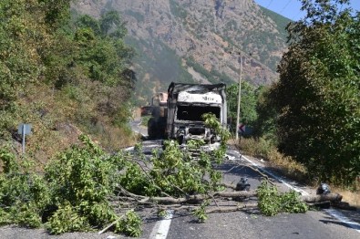 Tunceli'de PKK'lı Grup 5 Aracı Ateşe Verdi