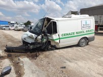 CENAZE ARACI - Konya'da Cenaze Aracı İle Otomobil Çarpıştı Açıklaması 5 Yaralı