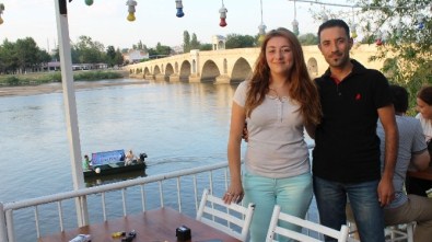 Meriç Nehri'nde Romantik Evlilik Teklifi