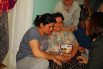 ŞEHİT ASKER - Şehit annesi oğlunun fotoğrafıyla ağıt yaktı