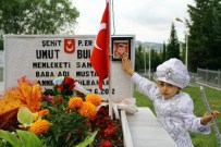UMUT BULUT - Şehit Askerin Oğlu Sünnet Elbisesiyle Babasının Mezarını Ziyaret Etti