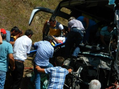 Yolcu Otobüsü İle Kamyonet Çarpıştı Açıklaması 1 Ölü, 3 Yaralı