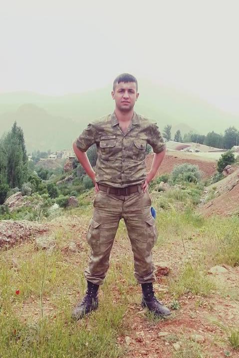 Şehit annesi oğlunun fotoğrafıyla ağıt yaktı