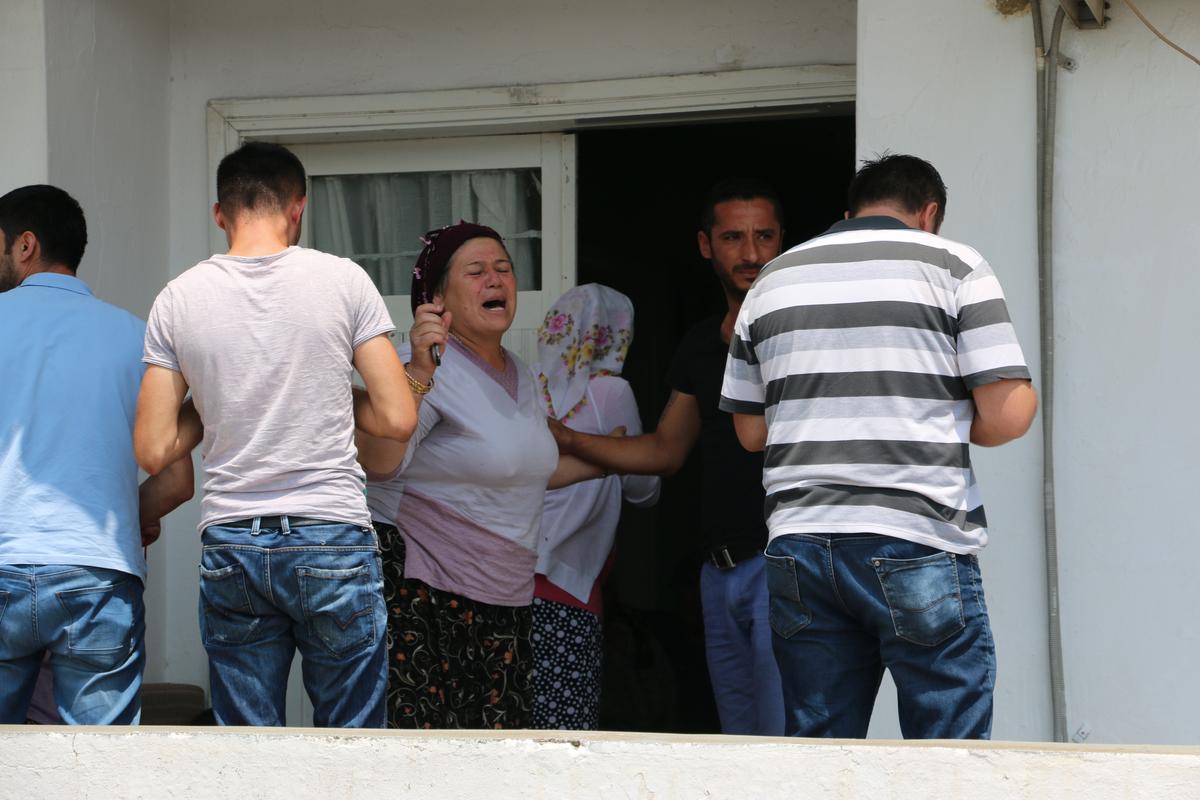 Şehit annesi oğlunun fotoğrafıyla ağıt yaktı