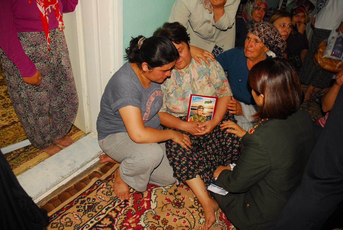 Şehit annesi oğlunun fotoğrafıyla ağıt yaktı