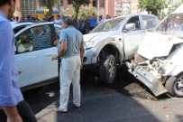 YARIŞ ATI - Araçlar Birbirine Girdi Karayolu Savaş Alanına Döndü