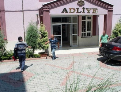 Camiye Giren Hırsızlık Şüphelisi Güvenlik Kamerasında