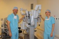 ROBOTİK CERRAHİ - 'Da Vinci' Robotik Cerrahisi Kadın Hastalıkları Operasyonlarında Avantaj Sağlıyor
