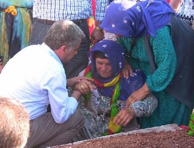 HDP'li vekil teröristin cenazesine katıldı