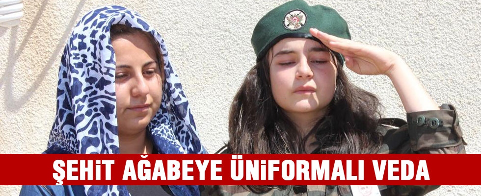 Şehit ağabeyini üniformasını giyerek uğurladı