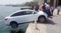 DOLMABAHÇE SARAYı - Denize Düşmekte Olan Otomobile Türk Usulü Kurtarma