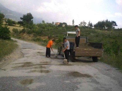 Feke'de Vatandaş Kendi Yolunu Kendisi Yapıyor