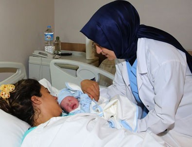 Sare Davutoğlu, şehit eşinin doğumuna katıldı