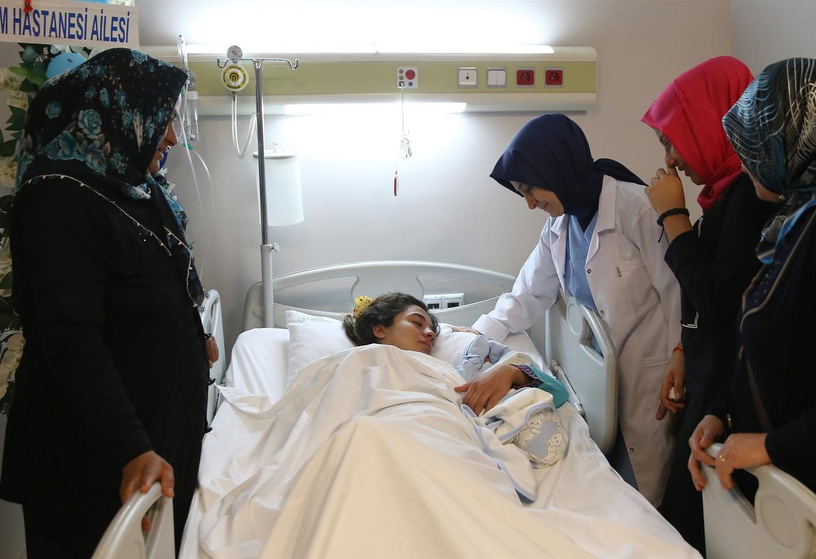 Sare Davutoğlu, şehit eşinin doğumuna katıldı