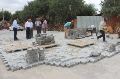 Başkan Özaltun Parke Taşı Çalışmalarını İnceledi