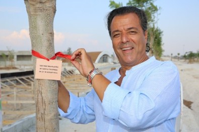 Fransız Şarkıcı Chico, İlk Ağacını EXPO'ya Dikti