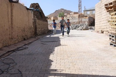 Gürpınar Belediyesi'nden Parke Taşı Döşeme Çalışması