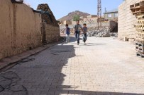 KALDIRIM ÇALIŞMASI - Gürpınar Belediyesi'nden Parke Taşı Döşeme Çalışması