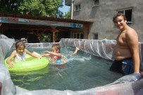 BEĞENDIK - Sıcaktan Bunalınca Kamyon Kasasını Havuz Yaptılar