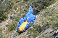 PARAŞÜTÇÜ - Paraşütçü Karahöyük Yamacına Düştü