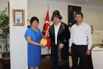 ALI FIDAN - Vali Fidan Kazak Milli Kıyafeti Giydi