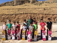 AK PARTI GENÇLIK KOLLARı - Bayburt AK Parti Genclik Kolları Çocukların Hayallerini Gerçeğe Dönüştürdü